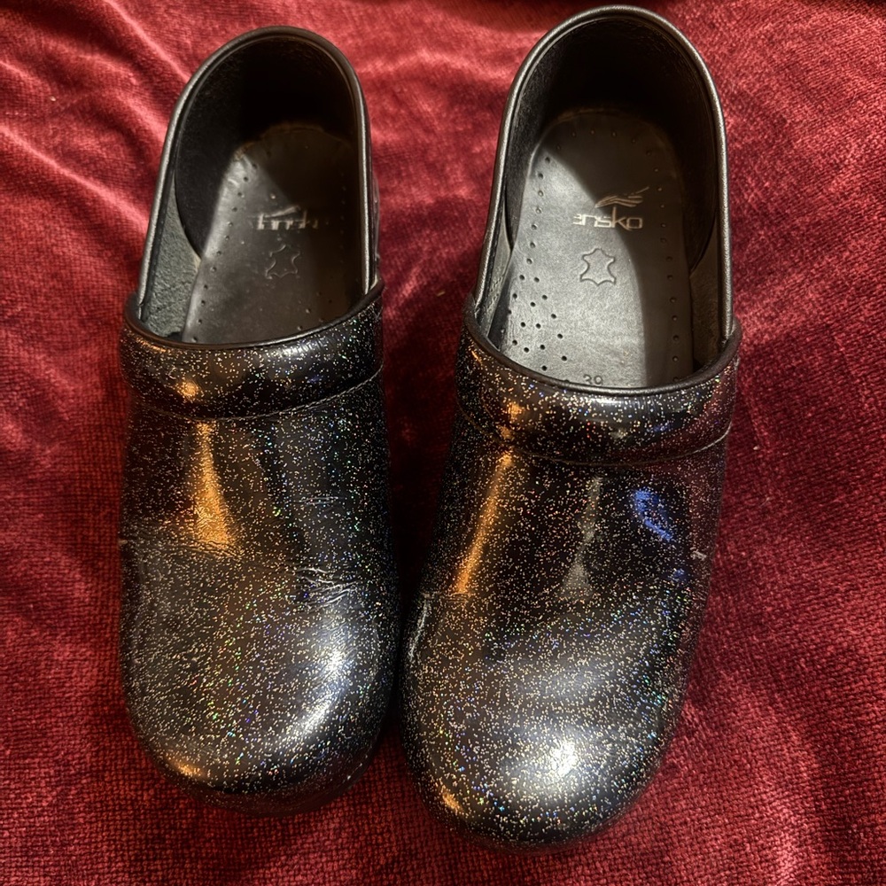 Dansko clogs like new!